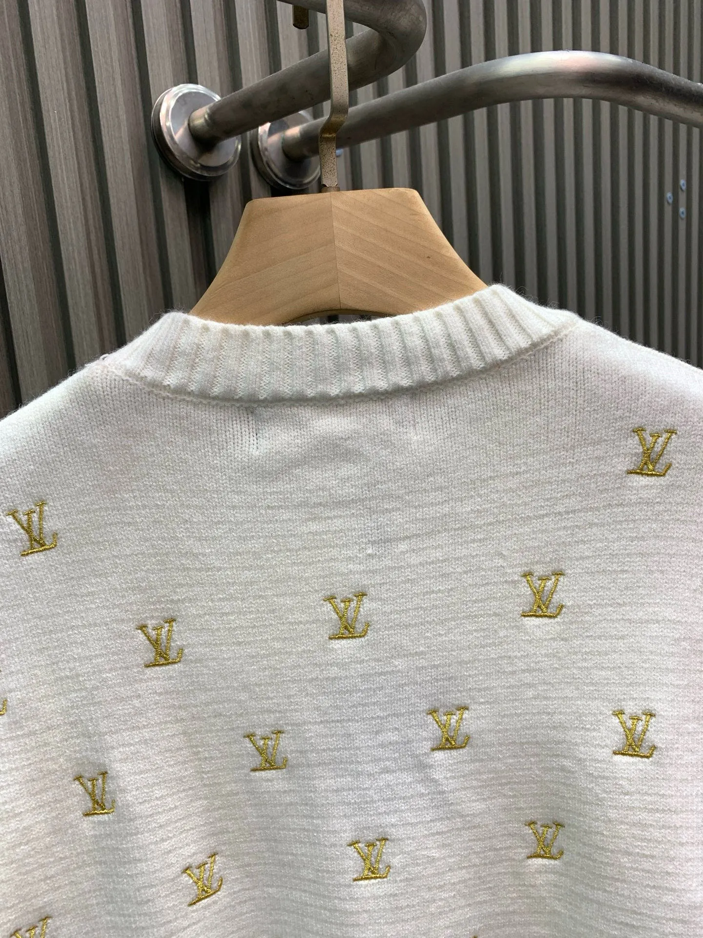 🅿️370 🀄️ Louis Vuitton Louis Vuitton 1*v full logo small embroidered round neck sweater. Originally purchased after 15,000. Fei Dong co-branded series. Fixed color and dyed sheep wool material. 7S special custom-woven and dyed yarn. Hanging wool tissue woven piece. Made of sheep wool material knitted piece. The texture of the fabric is clear and rich. The whole piece is made with full embroidery technology. There are about 168 small embroideries. The embroidery uses fixed-dyed matte embroidery thread on the board and the stitch embroidery process. The pattern is embroidered with thousands of Tajima machine needles. The fine stitching method is dense and ultra-high density without revealing white. The pattern is clear and the lines and three-dimensional sense are strong to enrich the overall picture space. Special cotton wool material is washed and treated. The elastic fiber of sheep wool gives the fabric a high degree of resilience, allowing the clothes to maintain a lasting freshness and durability. Due to its fiber structure and special scale structure, sheep wool also has excellent warmth retention properties and anti-wrinkle properties. Keeps you warm and looks stylish